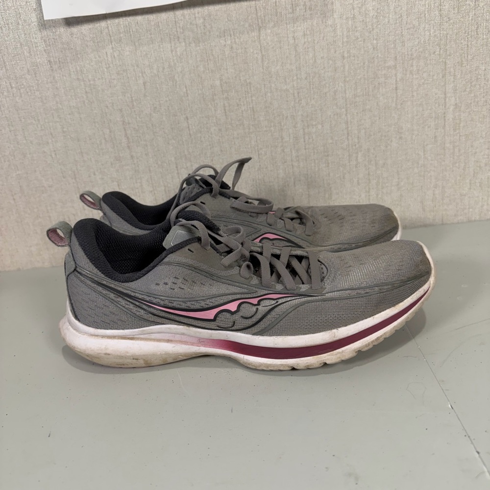 Saucony Women's Athletic Shoes in Gray and‎ Pink